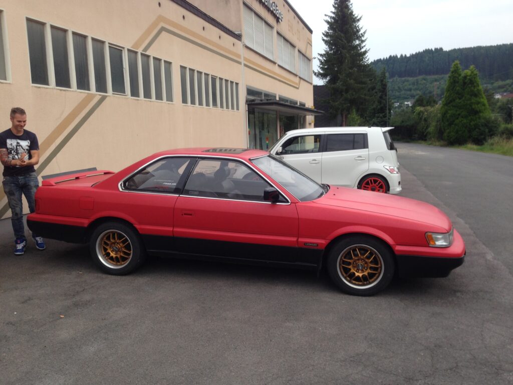 Das ist er - links ein glüclicher Tommy - hinten Mori